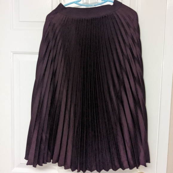 Pleated Skirt burgandy color - Picture 3 of 7